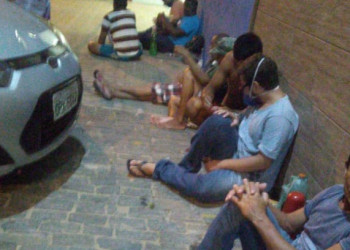 Filas noturnas em frente a agência da CEF em Parnaíba revela humilhação aos brasileiros
